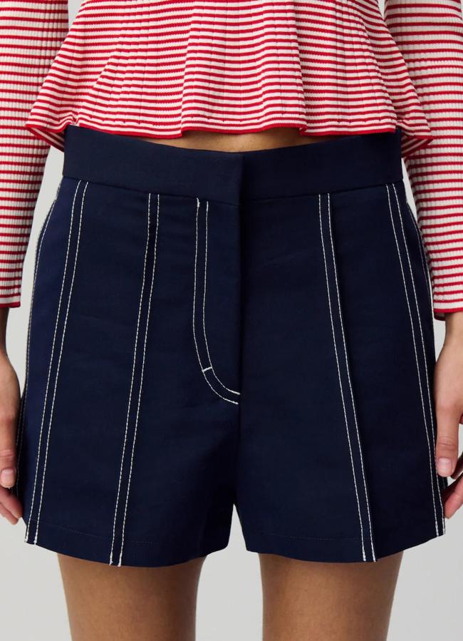 Short con pespuntes de Claudie Pierlot, 185 euros.