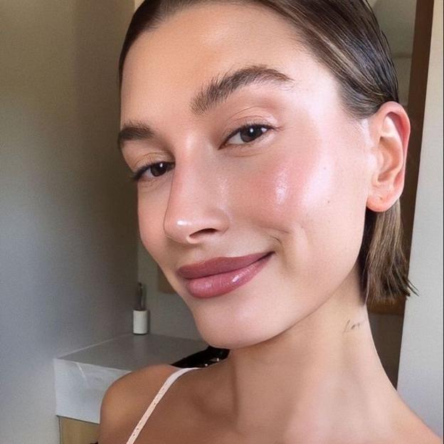 Hailey Bieber con piel luminosa efecto natural