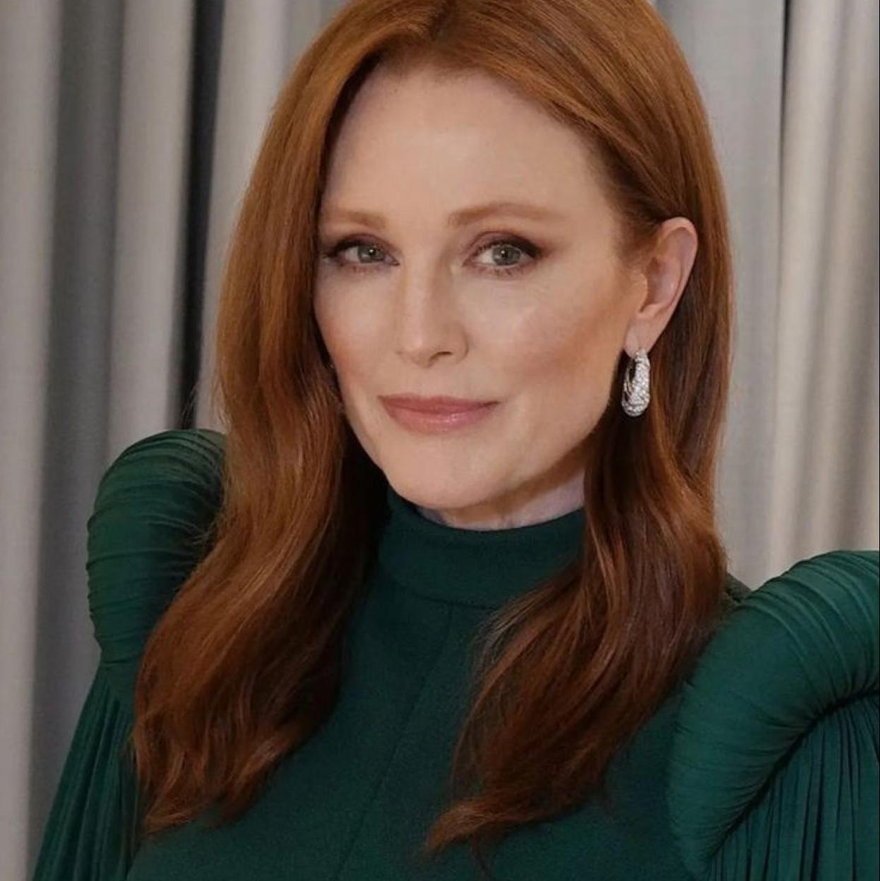 Julianne Moore con piel madura tersa/@HUNGVANNGO