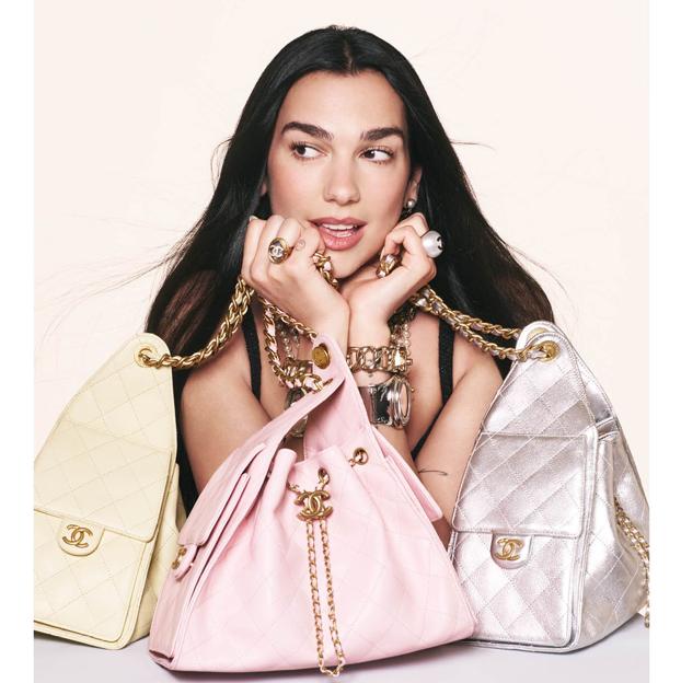 Dua Lipa, imagen del nuevo bolso Chanel 25.