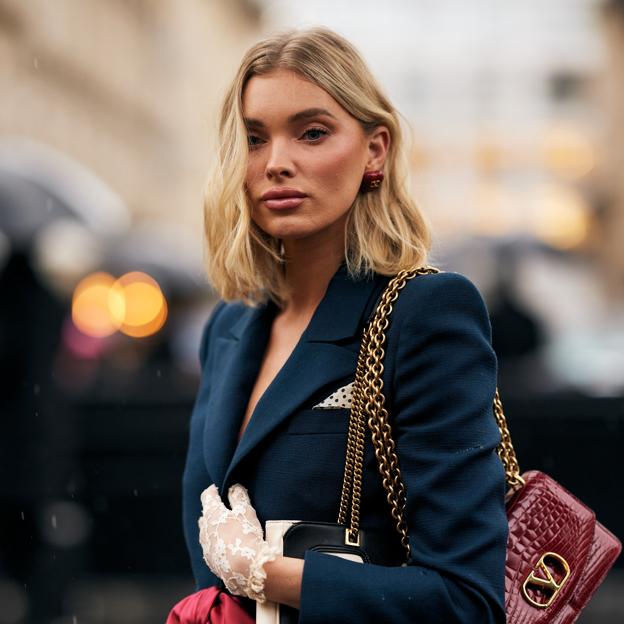 Elsa Hosk con corte de pelo efecto volumen.