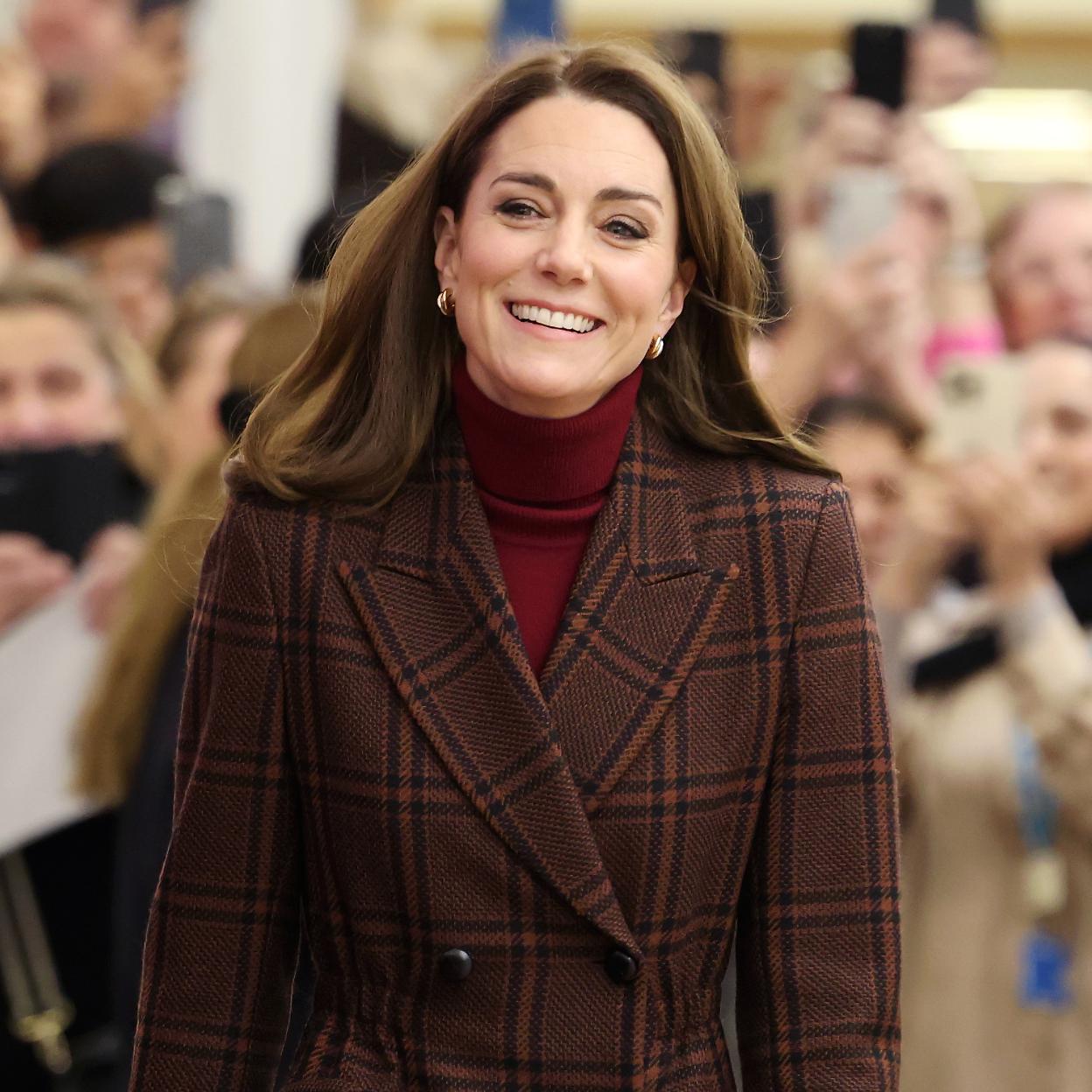 Kate Middleton con blazer con estampado de cuadros./gtres