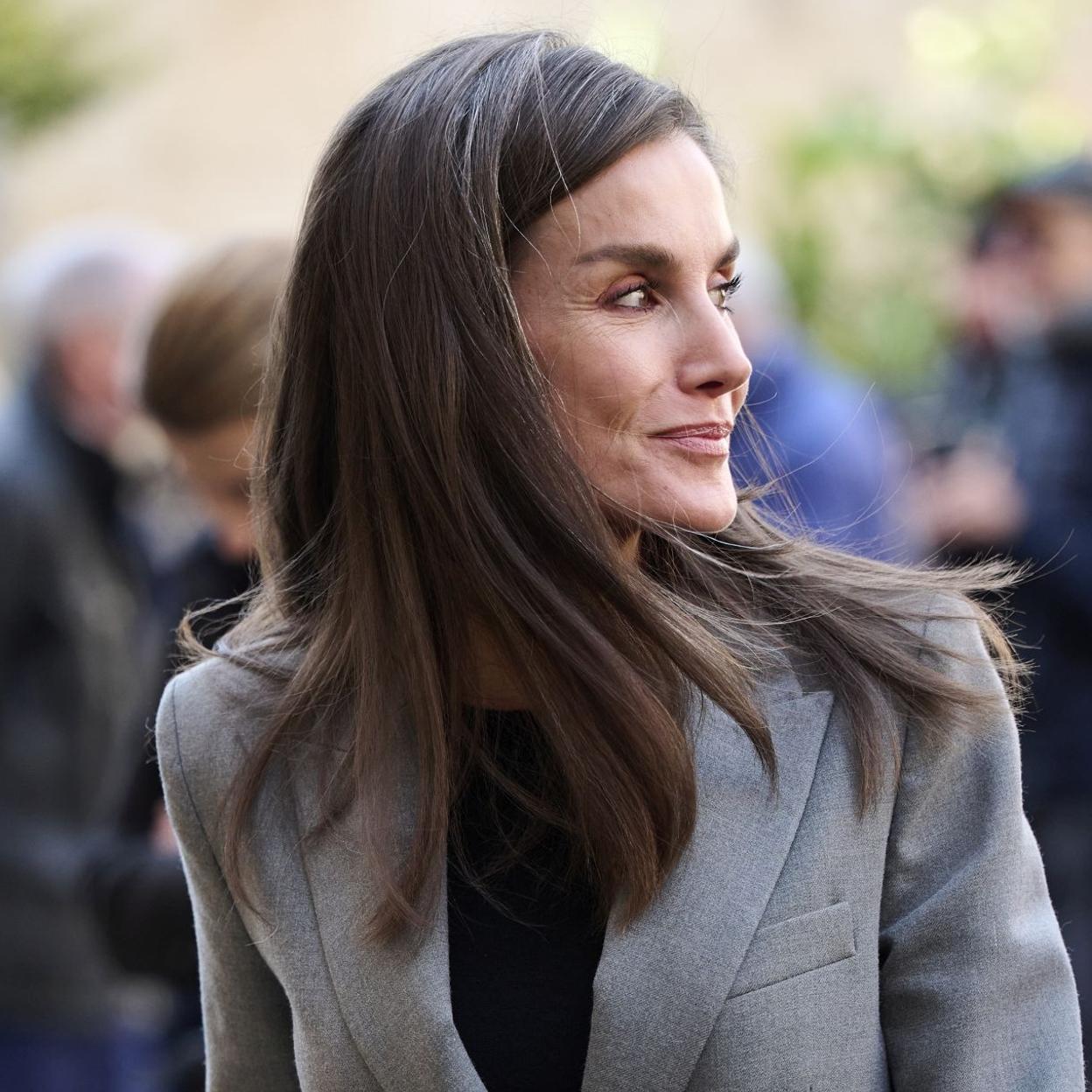 La reina Letizia lleva meses recurriendo a la misma silueta: el traje de chaqueta con pantalón. /GETTY IMAGES