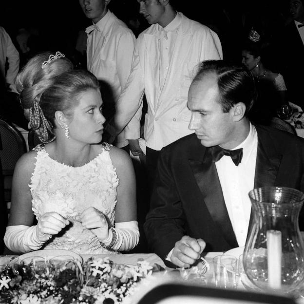 Karim Aga Khan con Grace Kelly en una cena en Montecarlo en los años 70. 