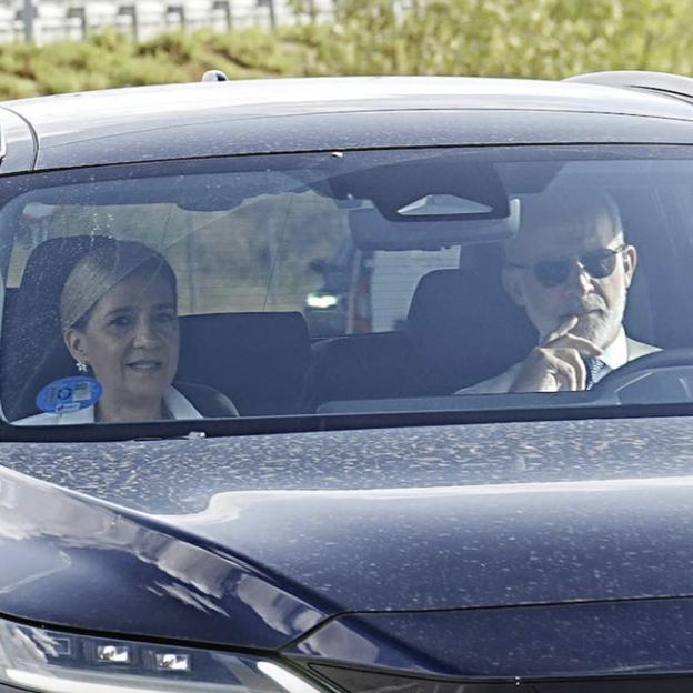 La famosa fotografía de la reconciliación: la infanta Cristina y el rey Felipe, de camino a la boda de Victoria López Quesada. 