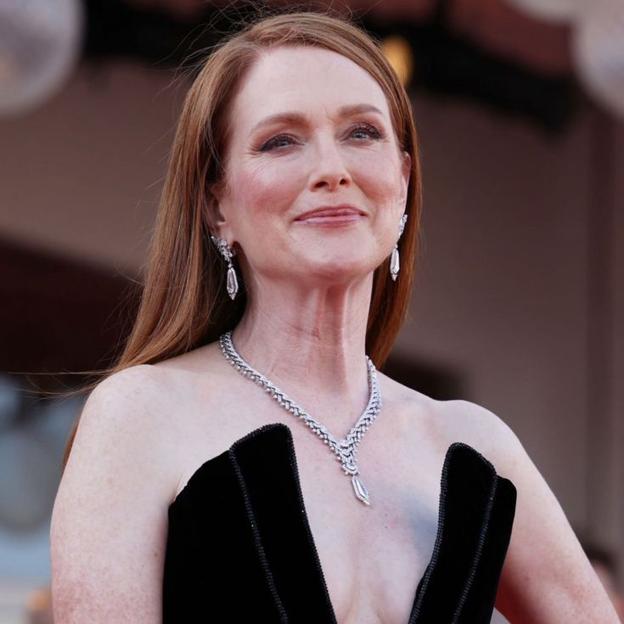 Julianne Moore con piel de cuello y escote firme