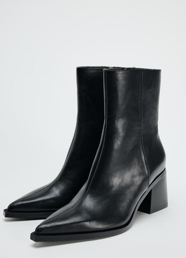 Botines con punta en negro de Zara.