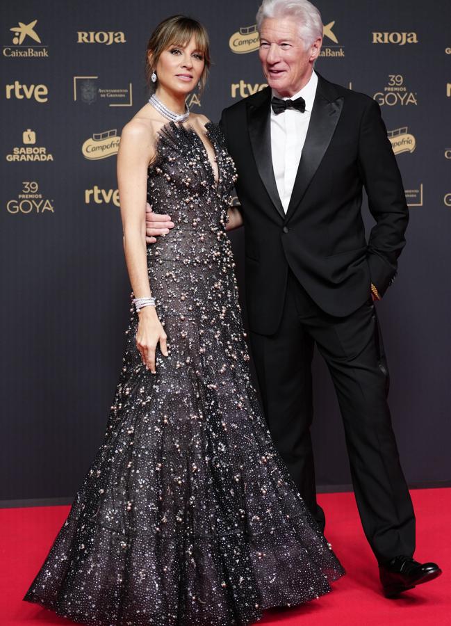 Alejandra Silvia y Richard Gere, vestidos de Armani en los Premios Goya 2025.