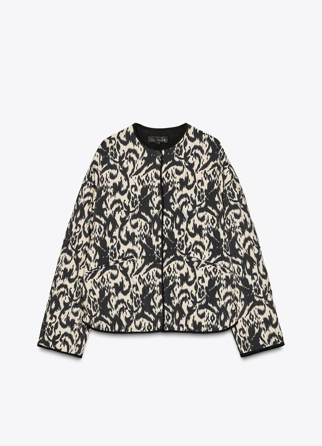 Cazadora acolchada con estampado de Zara. (39,95 euros):