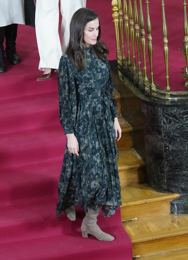 El look con botas de la reina Letizia. FOTO: Limited Pictures.