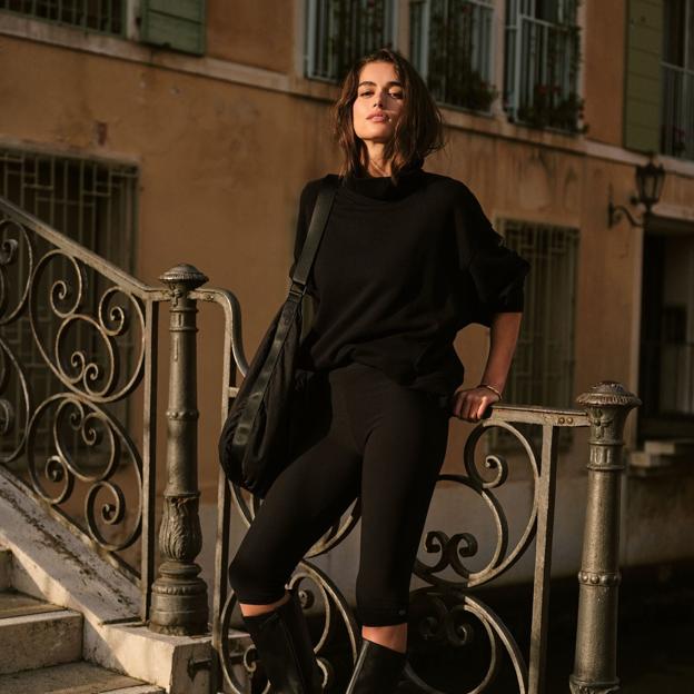 Mujer con un look deportivo. 