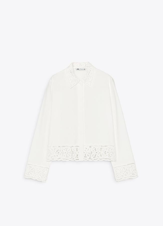 Camisa con detalle de crochet de Zara (39,95 euros).