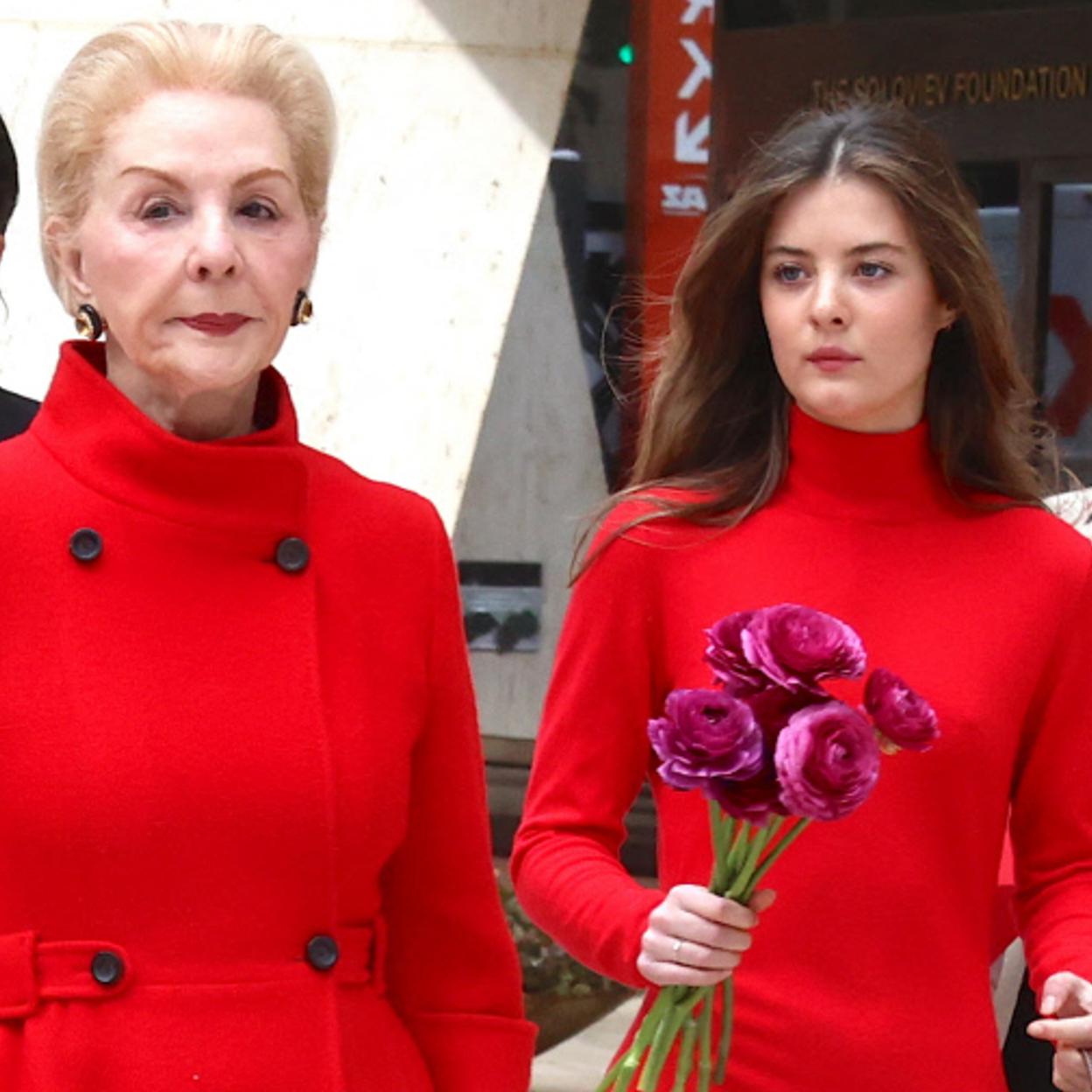 Olimpia Báez junto a Carolina Herrera, ambas de rojo, en Nueva York. /gtres