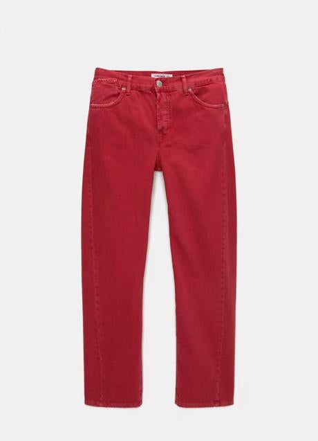 Vaqueros rojos de Pull & Bear (29,99 euros)