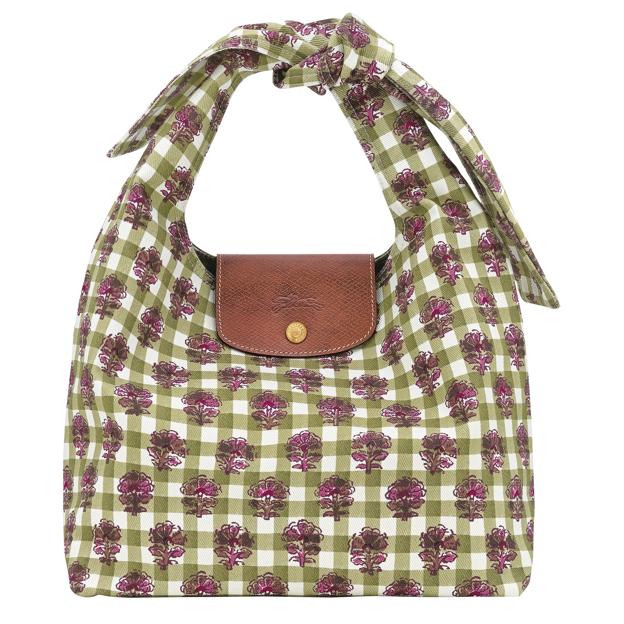 Bolso Le Pliage con estampado de flores de Longchamp (320 euros).