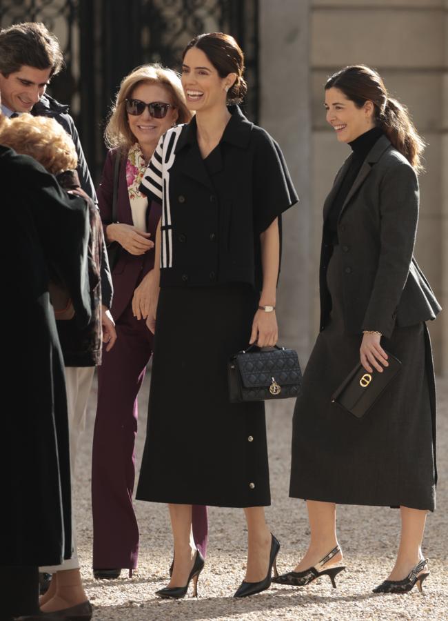 Sofía Palazuelo y Belén Corsini, uniformadas con sus respectivos looks retro de Dior. Detrás, sonriente, Alicia Koplowitz. (FOTO: GTRES)