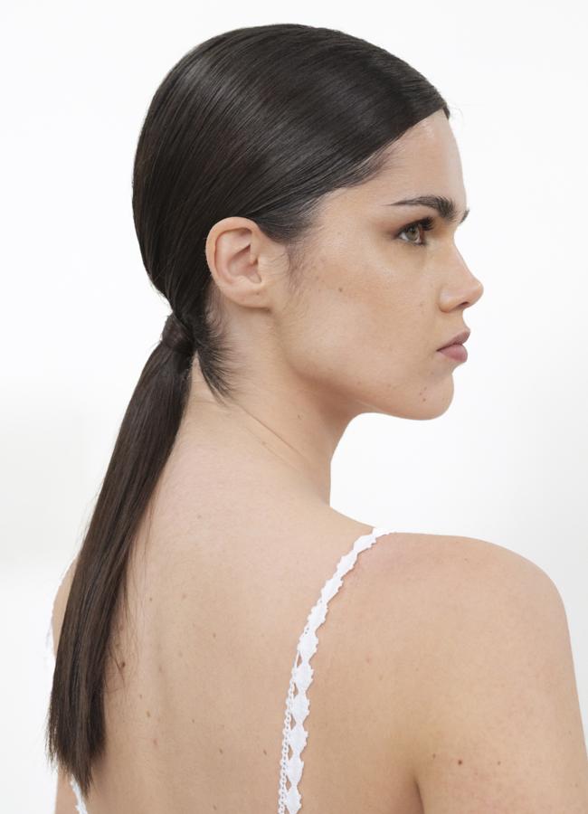 Una modelo con coleta baja pulida para el desfile de la colección Adlib Ibiza. Foto: Kristen Wicce.