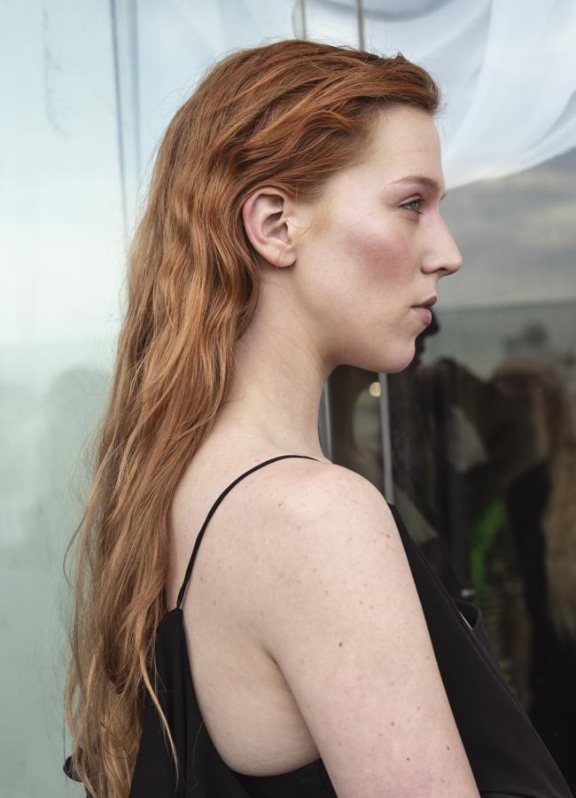 Una modelo con ondas texturizadas en el desfile de Bibencia. Foto: Kristen Wicce.