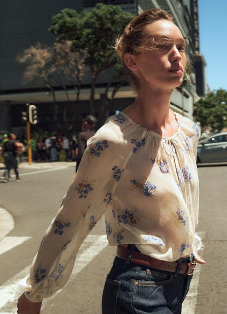 Camisa floral de Zara (25,95 euros)