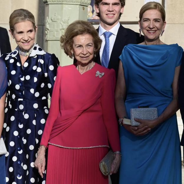 La infanta Elena y la infanta Cristina, en la boda de Teodora de Grecia. 