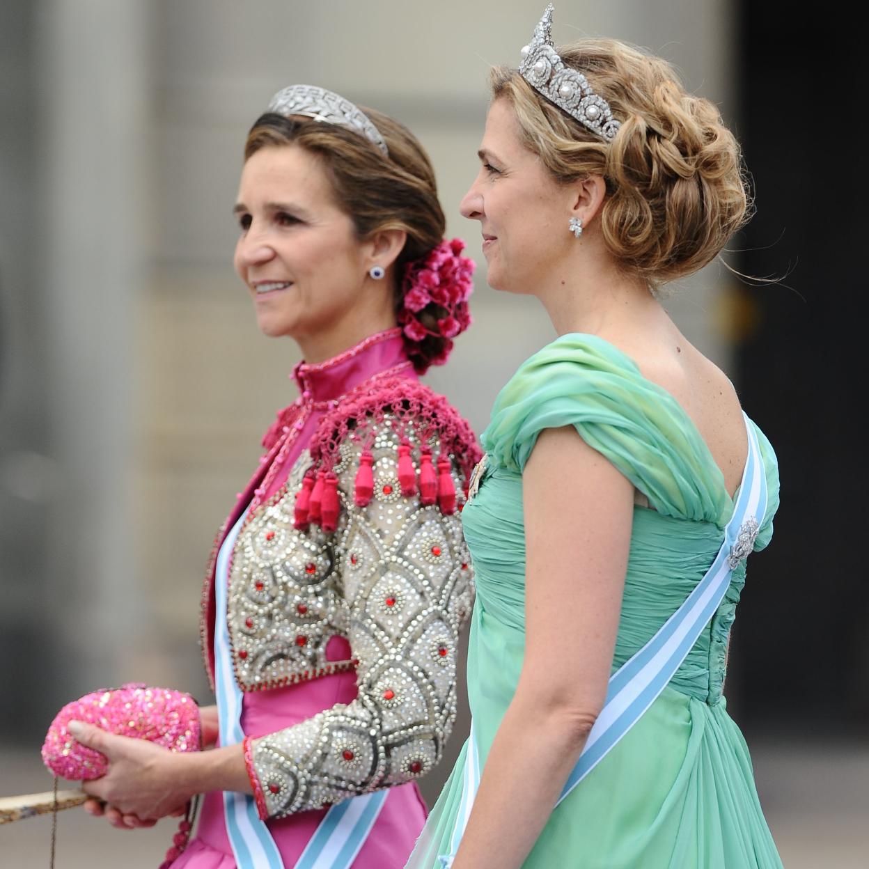 Las infantas Elena y Cristina, en una de sus apariciones más celebradas, en la boda de Victoria de Suecia, en 2010. /getty images