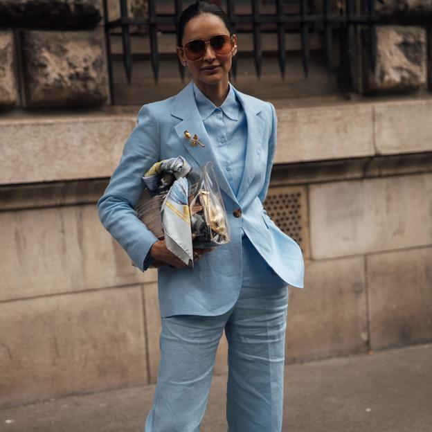 Mujer con traje con pantalones de lino