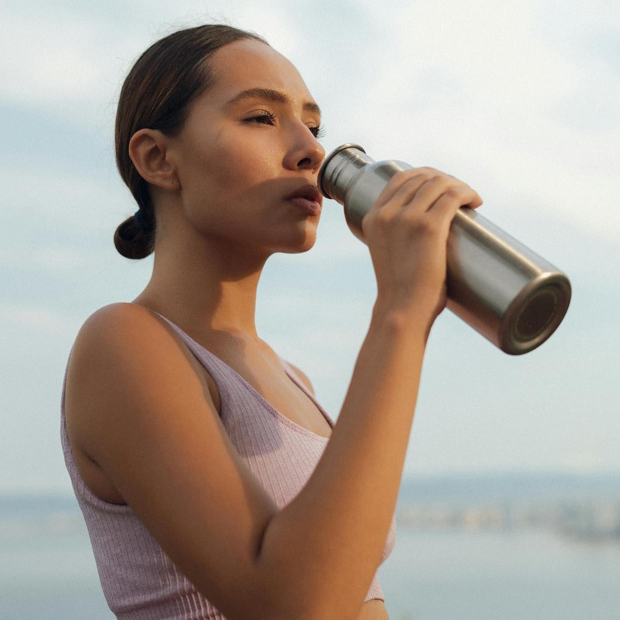 Mujer haciendo ejercicio al aire libre. /PEXELS