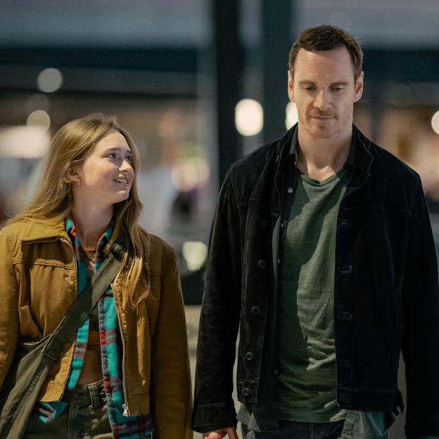 India Fowler y Michael Fassbender en una imagen de la miniserie de espías, the Agency.