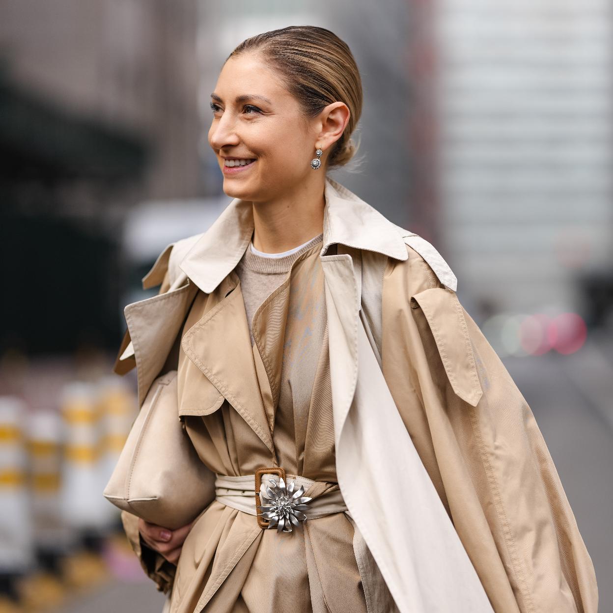 Influencer con gabardina tendencia para primavera/getty