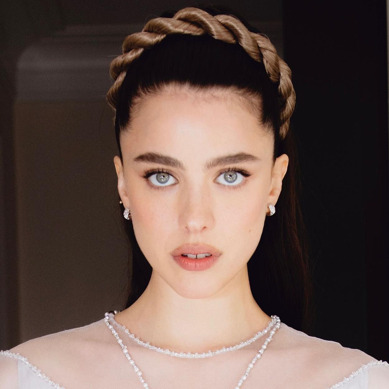 Margaret Qualley con cejas esculpidas/@NINAPARK