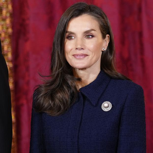 La reina Letizia recupera la máxima elegancia con un conjunto azul marino y el broche de perla gris en el almuerzo con el presidente de Egipto