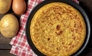 El truco fácil de Martín Berasategui para hacer la tortilla de patata perfecta con dos ingredientes extra