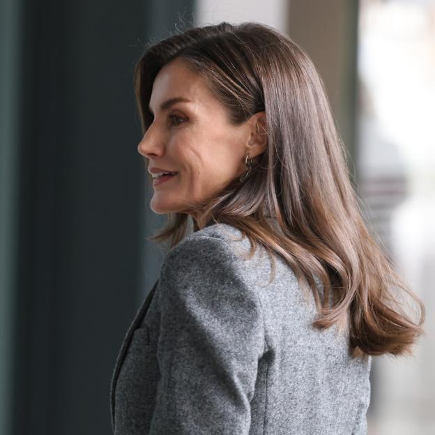 La reina Letizia repite con el traje de Mango básico más elegante para presidir la reunión del Patronato de FAD Juventud