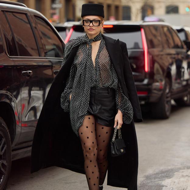 Mujer con look con shorts con medias