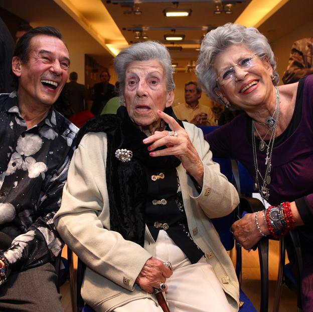 Tony Isbert junto a su madre, María, y Pilar Bardem. 