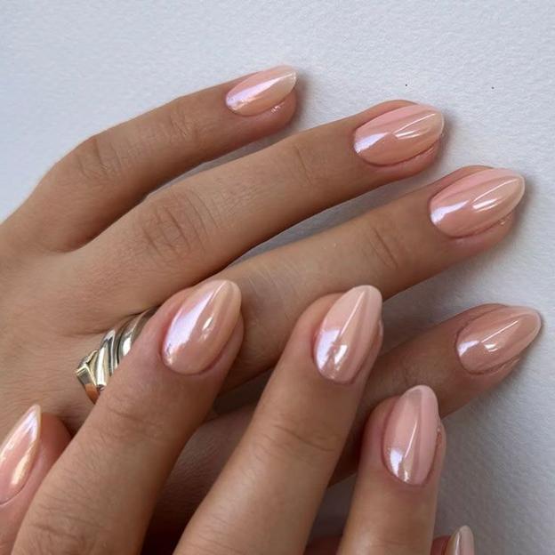 Uñas rosa pastel cromado tendencia para marzo