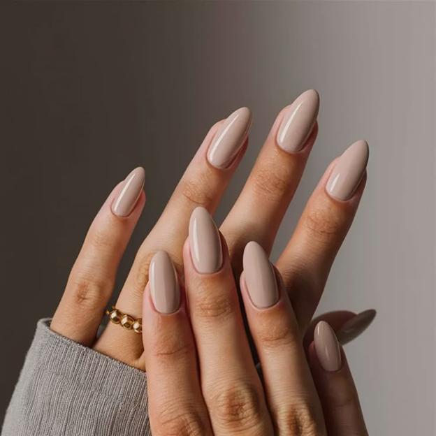 Uñas en tono nude almendra tendencia para marzo