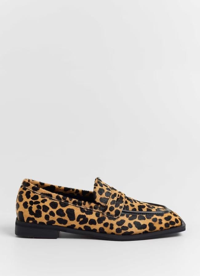 Mocasín de piel de leopardo de MIM, 85 euros.