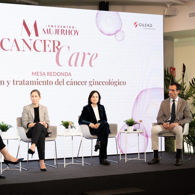 De izquierda a derecha, los participantes en la primera mesa redonda de Mujerhoy Cancer Care 2025: la dra. María Fernández Chereguini del servicio de ginecología oncológica de MD Anderson Cancer Center Madrid-Hospitén, la Dra. Eva Guerra Alía, especialista del servicio de oncología médica de la unidad de tumores ginecológicos del Hospital Universitario Ramón y Cajal y el Dr. Jesús Mª Vara Paniagua, del servicio de rehabilitación de suelo pélvico de MD Anderson Madrid-Hospiten.