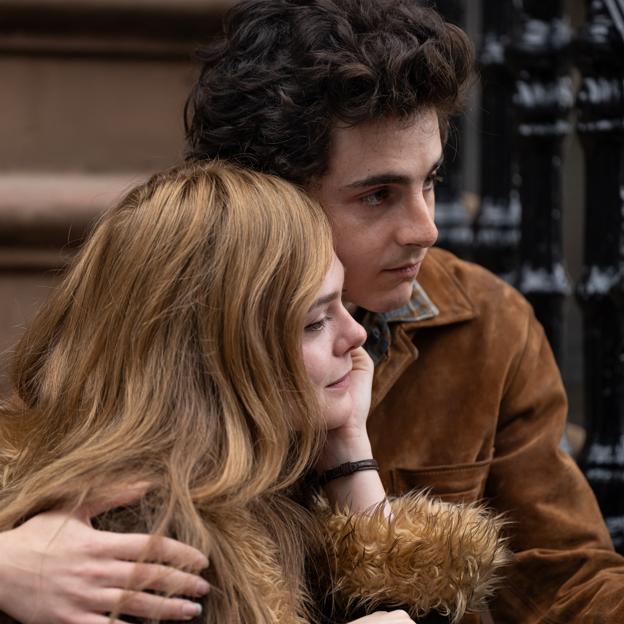 Elle Fanning y Timothée Chalamet como Sylvie Russo y Bob Dylan en una imagen de la película sobre los primeros años de él en el mundo de la música, A complet unkown.