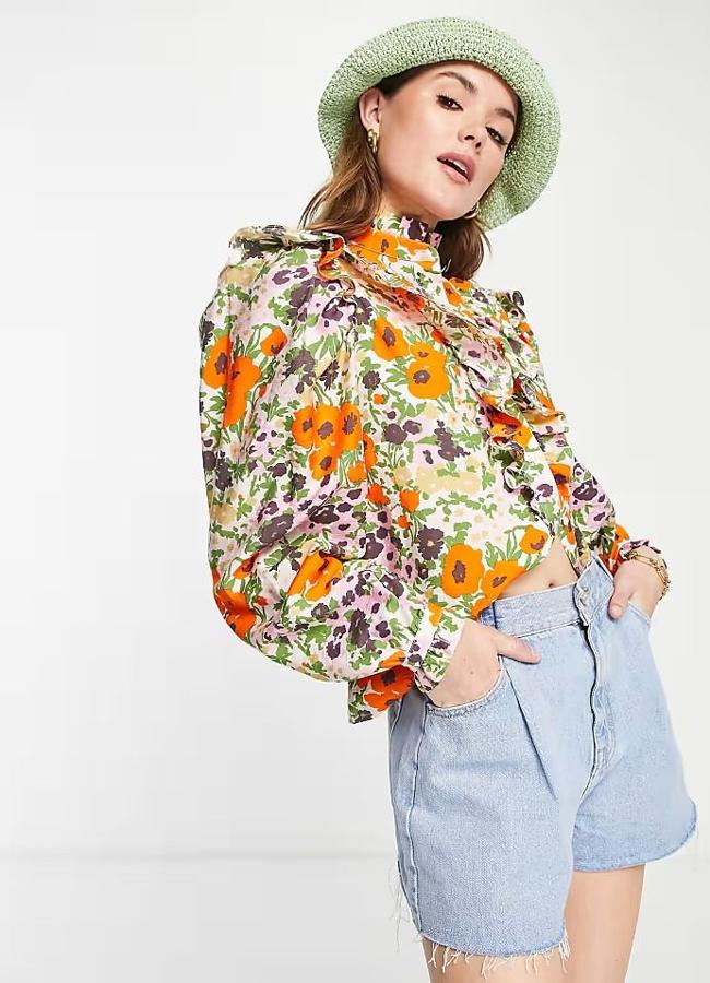 Camisa de flores con volantes