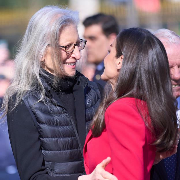 El cariñoso saludo entre la reina Letizia y Annie Leibovitz. 