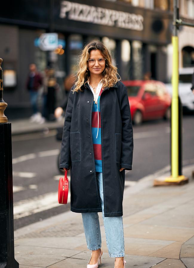 Un look con gabardina y polo. Foto: Launchmetrics spotlight