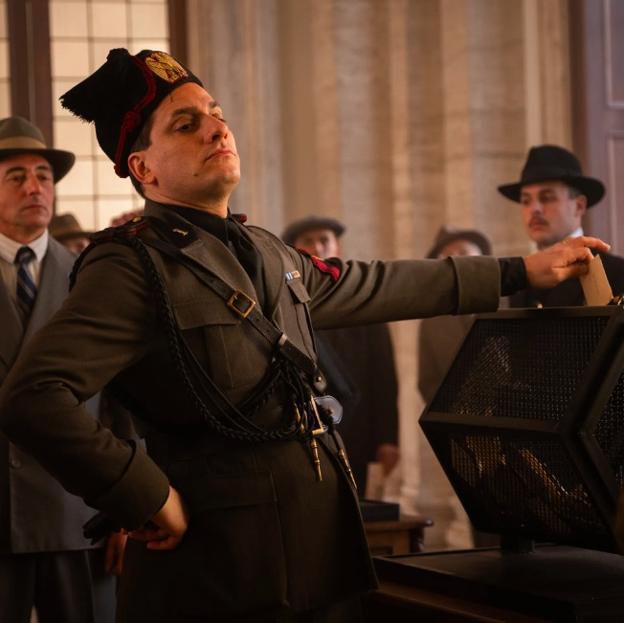 Luca Marinelli como Benito Mussolini en una imagen del biopic que se estrena en marzo en España. 