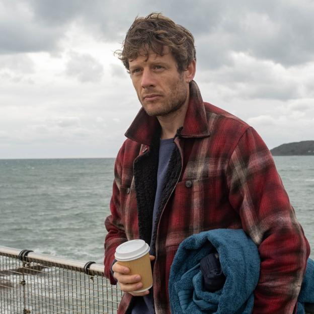 James Norton en una imagen de Dos Familias, la miniserie británica que se estrena en marzo en Movistar Plus+.