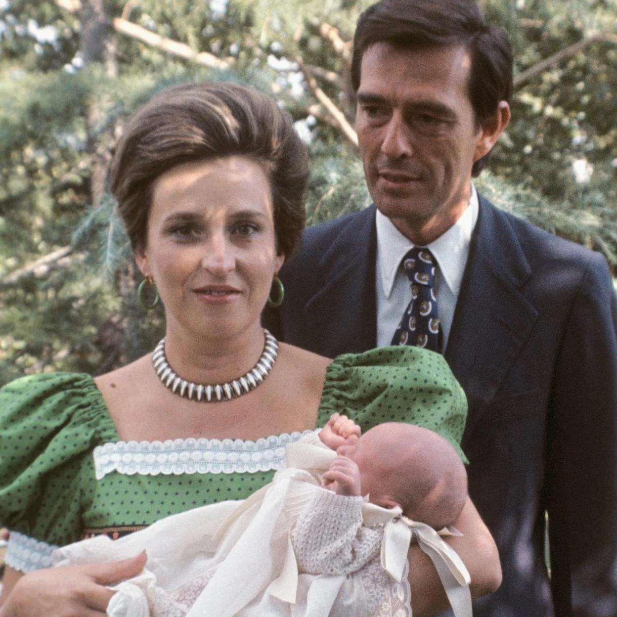 La infanta Pilar de Borbón, con su marido, Luis Gómez-Acebo, y su hijo Fernando. /getty images