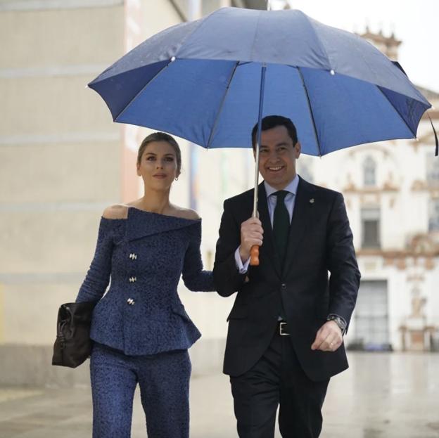 Manuela Villena y Juana Moreno en su llegada a la celebración del Día de Andalucía.