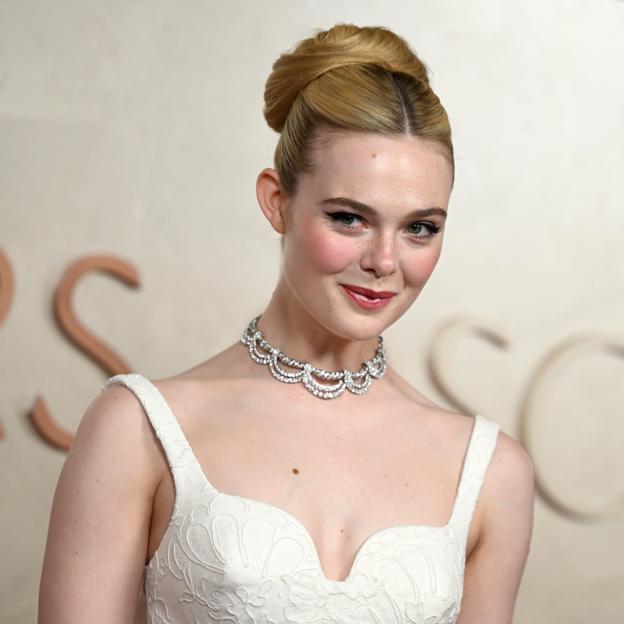 Elle Fanning en la alfombra roja de los Premios Oscar 2025.