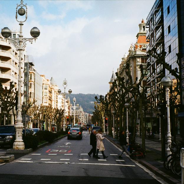 Las calles de San Sebastián, como la de la imagen, son escenario de la caza del gato y el ratón que narra No Mientas.