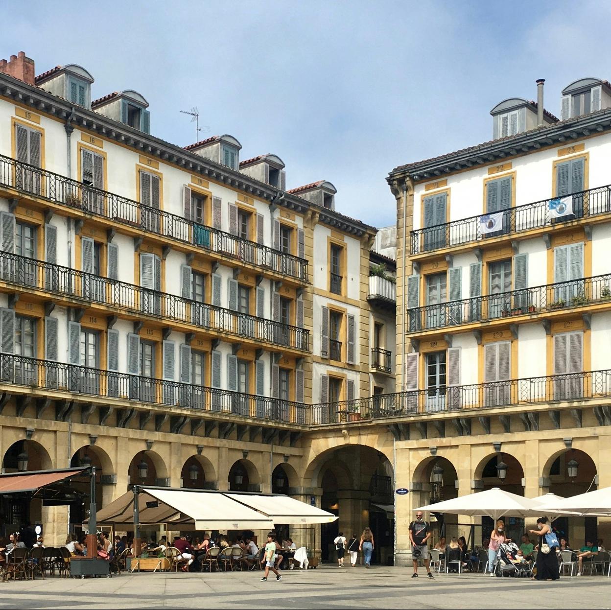 La plaza de la Constitución de San Sebastián, uno de los emplazamientos emblemáticos de San Sebastián, la ciudad en la que transcurre No Mientas. /vincent soleil/unsplash